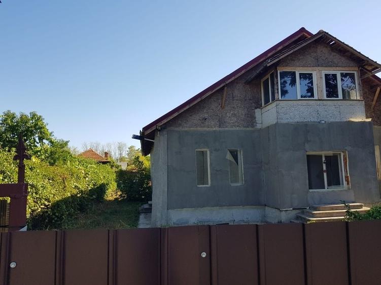 Casă cu 4 camere decomandat în Bănești