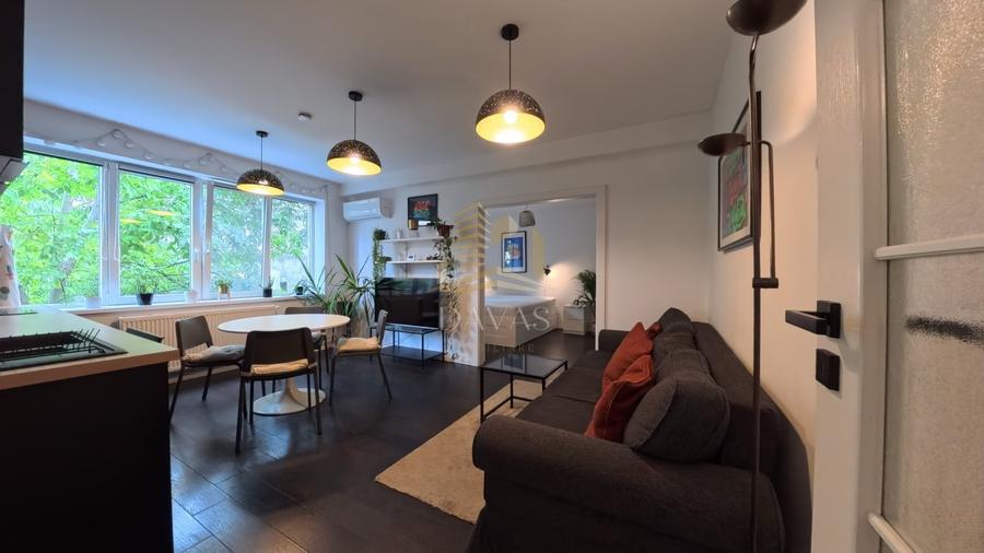 Apartament cu 3 camere semidecomandat, mobilat în Horea