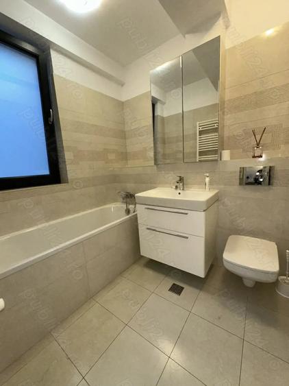 Apartament cu 3 camere semidecomandat, mobilat în Unirii