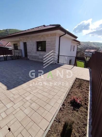 Duplex cu 4 camere cu Teren 375 Mp în Tăuți