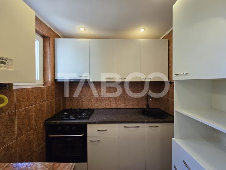Apartament cu 3 camere semidecomandat, mobilat în Țiglari