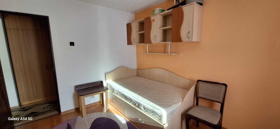 Apartament cu 3 camere decomandat în Nicolina