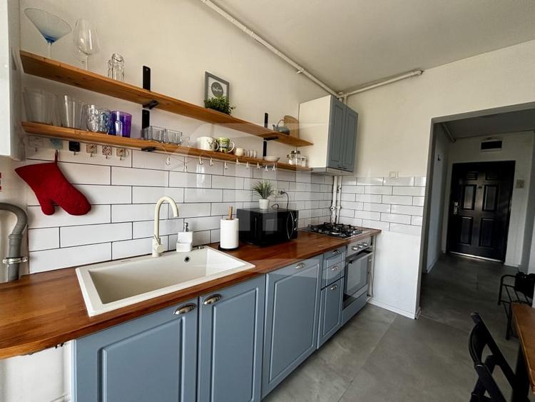 Apartament cu 2 camere semidecomandat, mobilat în Central