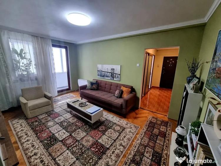 Apartament cu 3 camere semidecomandat în Peninsula