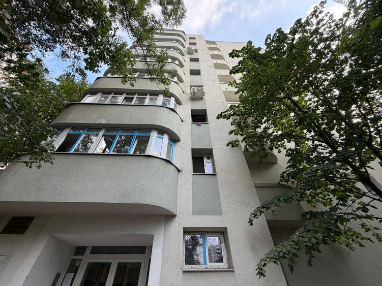Garsonieră decomandată în Titan