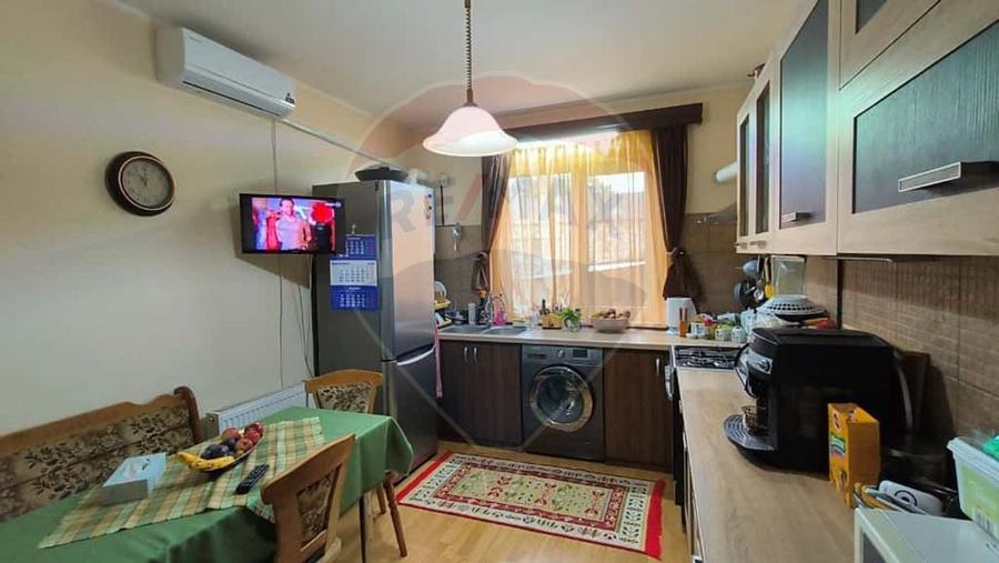 Casă individuală cu 6 camere cu Piscina în Piața Centrală