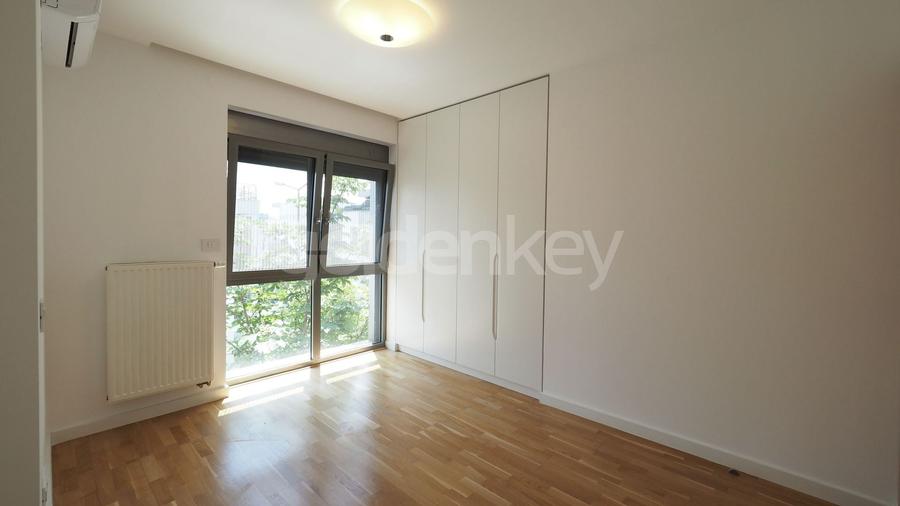 Apartament cu 4 camere decomandat în Băneasa