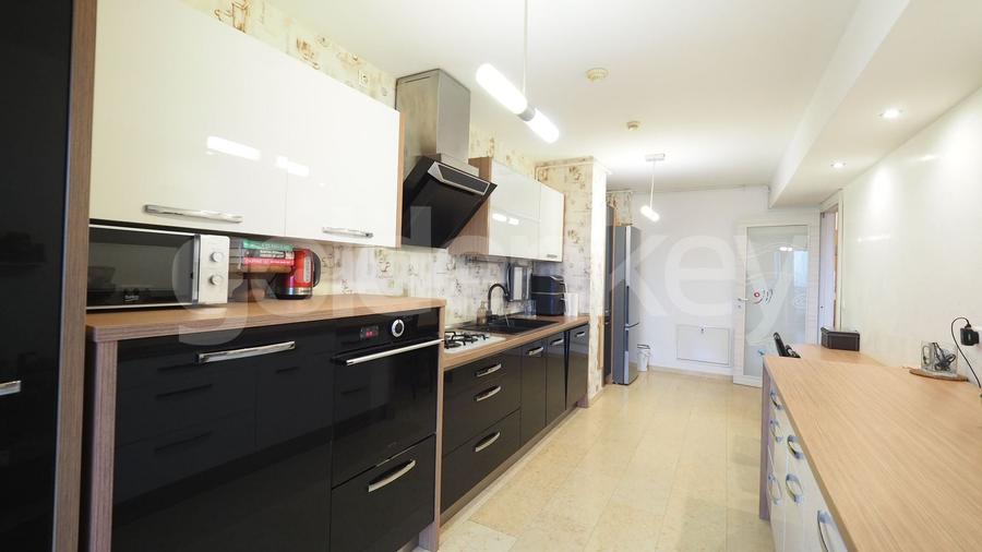 Apartament cu 4 camere semidecomandat, mobilat în Băneasa