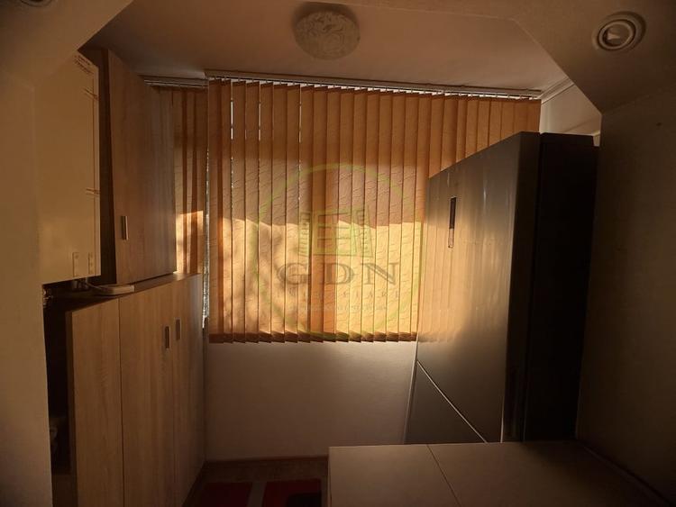 Apartament cu 3 camere semidecomandat, mobilat în Craiovița Nouă
