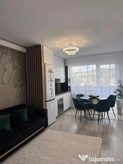 Apartament cu 3 camere semidecomandat în Dâmbul Rotund