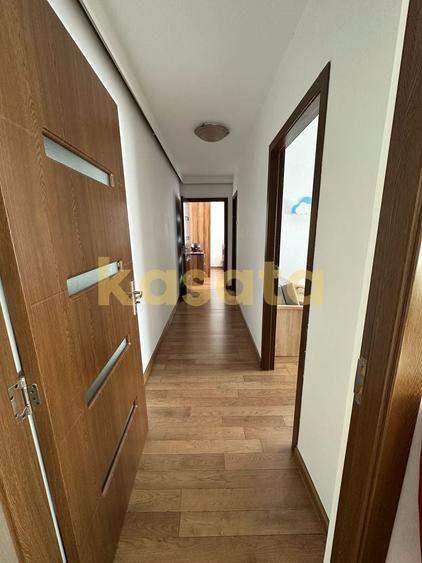Apartament cu 3 camere semidecomandat, mobilat în Apusului