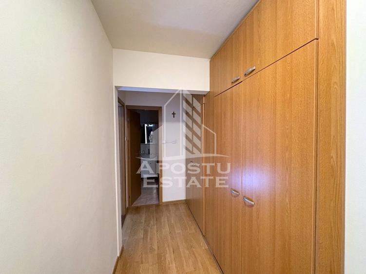 Apartament cu 4 camere decomandat, mobilat în Torontalului
