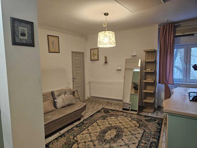 Garsonieră decomandată în Romană