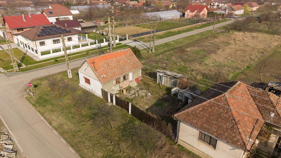 Casă individuală cu 2 camere cu Canalizare în Cuvin