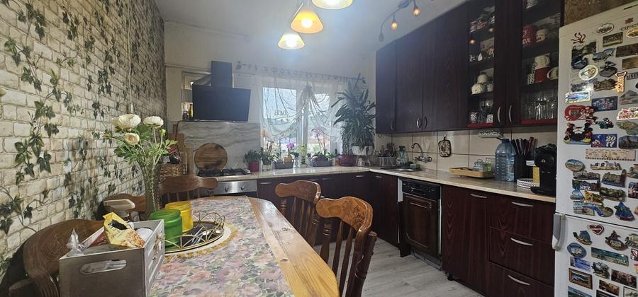 Apartament cu 3 camere decomandat în Criș