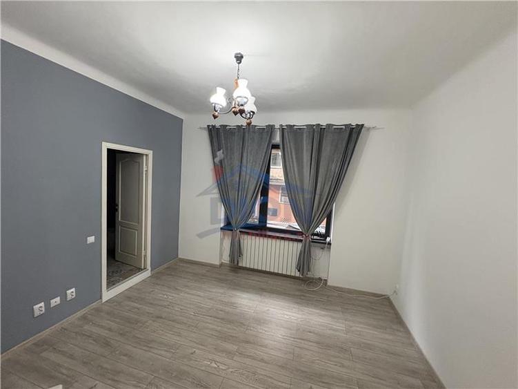 Apartament cu 3 camere semidecomandat în Universitate