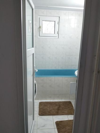 Apartament cu 3 camere semidecomandat în Rahova
