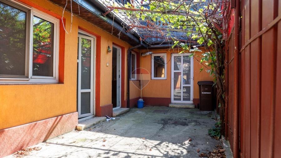 Casă individuală cu 9 camere cu Teren 160 Mp în Chitila