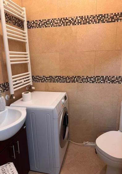 Apartament cu 3 camere semidecomandat, mobilat în Tineretului