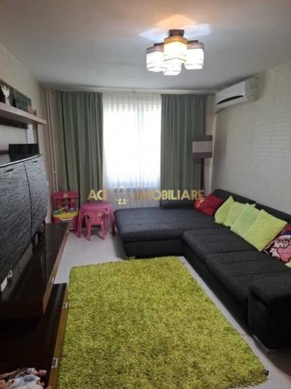 Apartament cu 4 camere decomandat, mobilat în Crângași