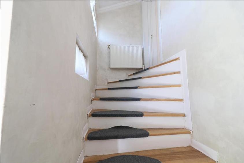 Apartament cu 3 camere decomandat, mobilat în Nicolina