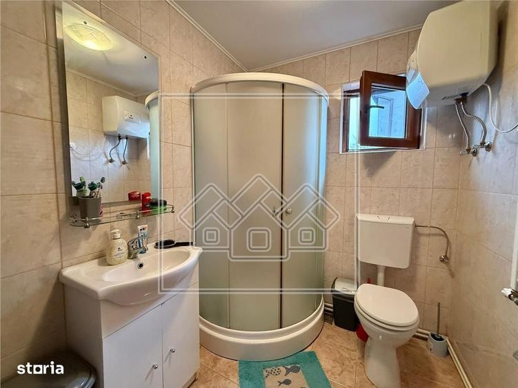 Casă cu 4 camere cu Teren 500 Mp în Sadu