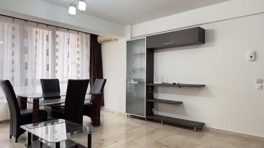 Apartament cu 2 camere semidecomandat, mobilat în Central