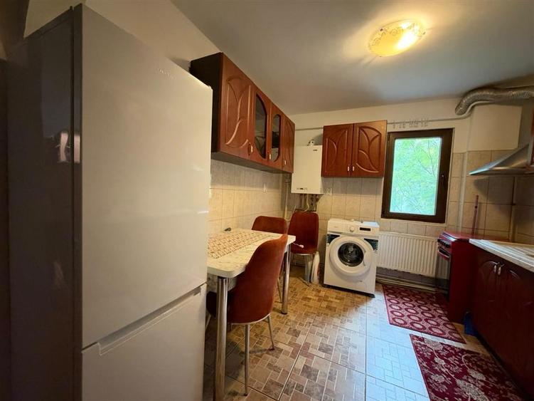 Apartament cu 2 camere semidecomandat în Podu Roș