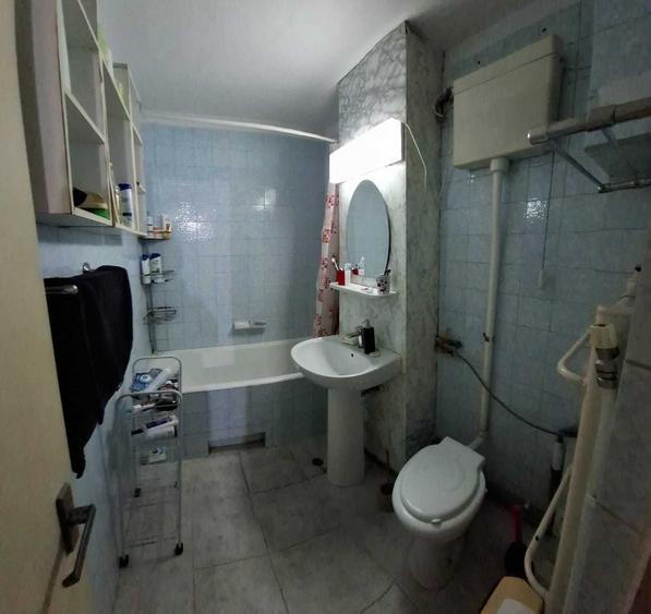 Apartament cu 3 camere decomandat în Florești