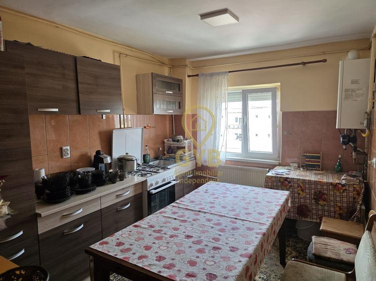 Apartament cu 4 camere decomandat, mobilat în Central