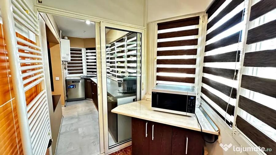 Apartament cu 3 camere decomandat în Far