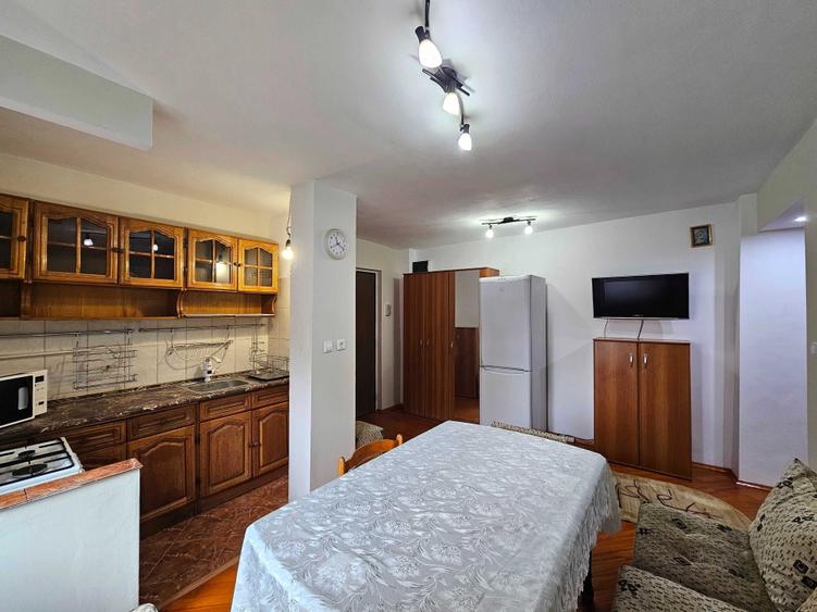 Apartament cu 3 camere decomandat în Lacul Tei