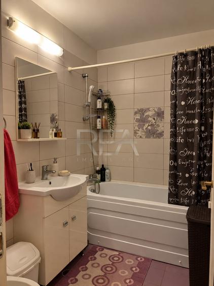 Apartament cu 4 camere semidecomandat, mobilat în Sebastian