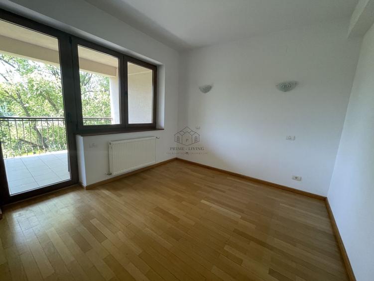 Casă individuală cu 6 camere cu Canalizare în Nord