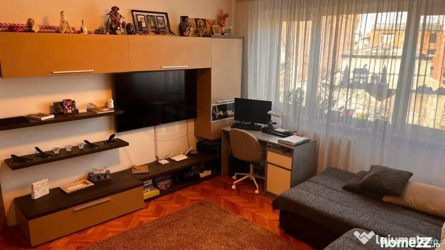 Apartament cu 3 camere semidecomandat în Ștefan cel Mare