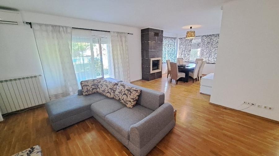 Apartament cu 4 camere decomandat, mobilat în Exterior Nord