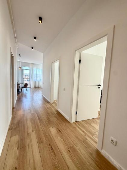Apartament cu 3 camere semidecomandat, mobilat în P-ța Mihai Viteazul