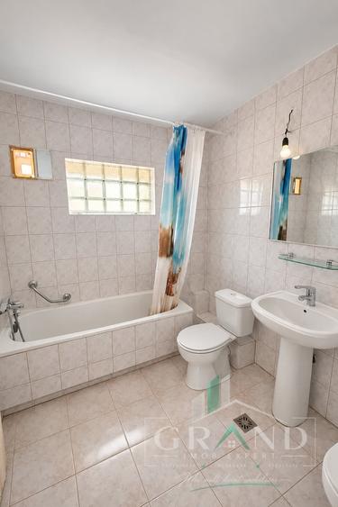 Casă individuală cu 5 camere cu Canalizare în Gheorgheni