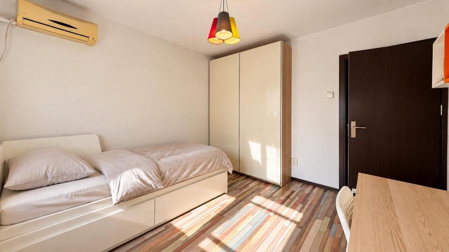 Apartament cu 3 camere semidecomandat, mobilat în Mihai Bravu