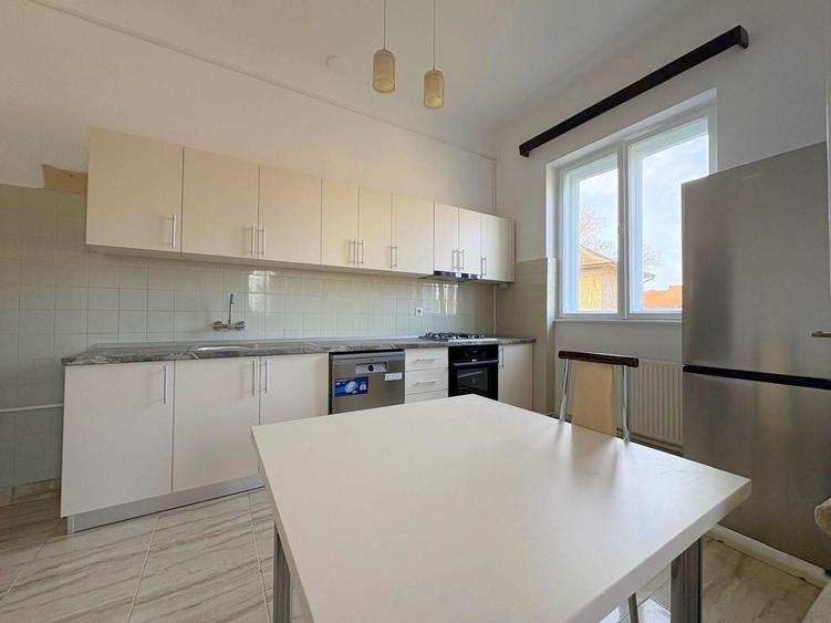 Apartament cu 3 camere decomandat, mobilat în Central