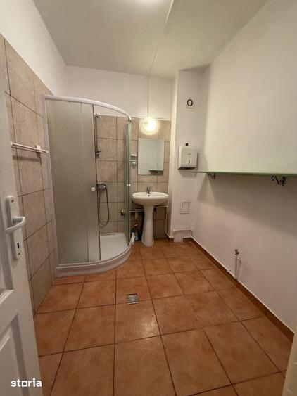 Casă cu 6 camere cu Teren 60 Mp în Vitan
