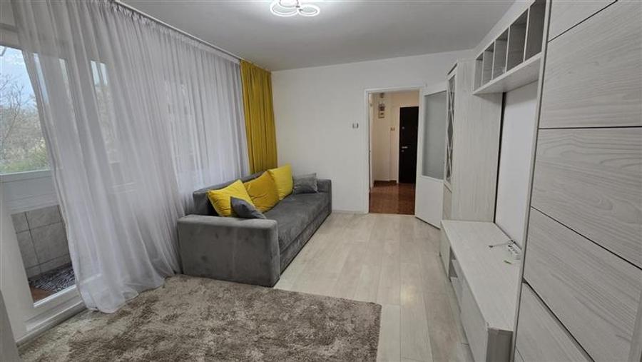 Apartament cu 3 camere semidecomandat, mobilat în Alexandru Obregia