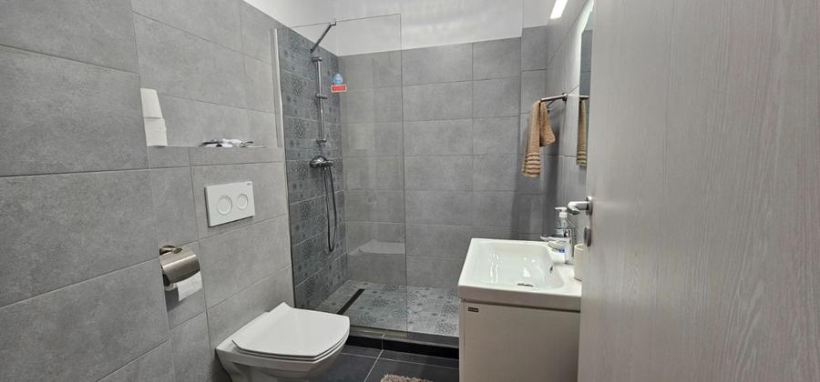 Apartament cu 2 camere decomandat, mobilat în Cetate