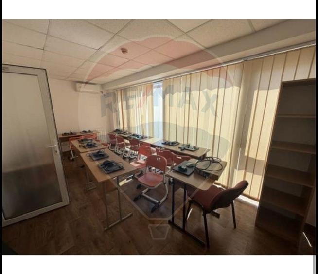 Casă individuală cu 13 camere cu Teren 300 Mp în Banu Manta