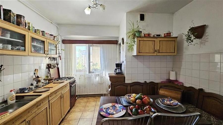 Apartament cu 4 camere decomandat în Aradului
