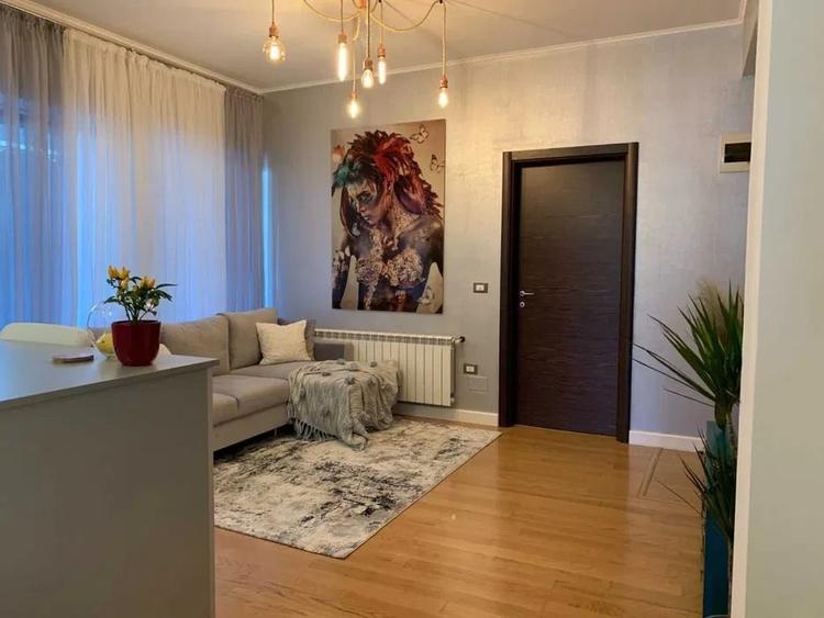 Apartament cu 3 camere semidecomandat, mobilat în 13 Septembrie