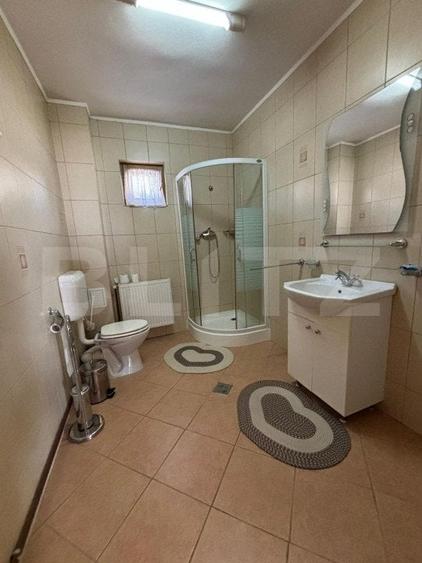 Casă individuală cu 7 camere cu Garaj în Exterior Est