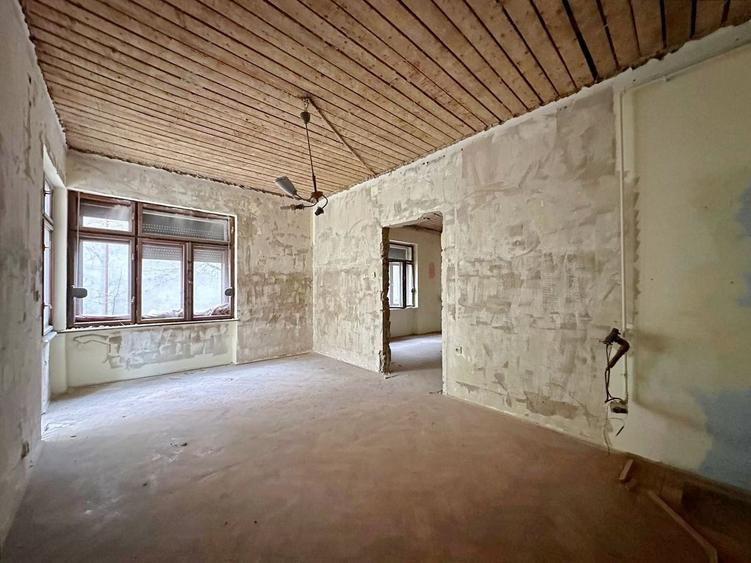 Apartament cu 4 camere semidecomandat în Centrul Istoric