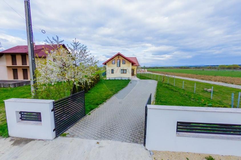 Casă individuală cu 4 camere cu Teren 2900 Mp în Colțirea
