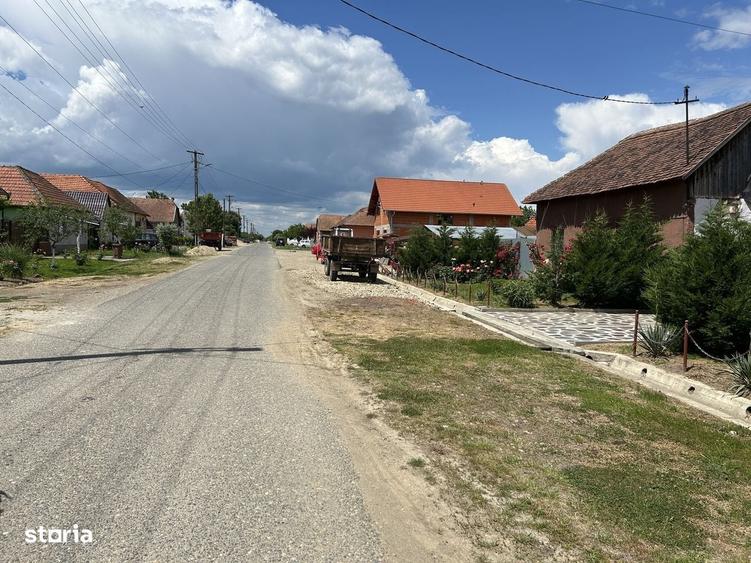 Casă cu 4 camere decomandat cu Teren 2700 Mp în Bocsig